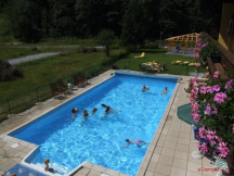 Im Sommer steht ein beheiztes Freischwimmbad kostenlos zur Verfügung